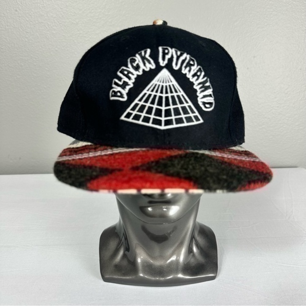 Black Pyramid SnapBack Black hat